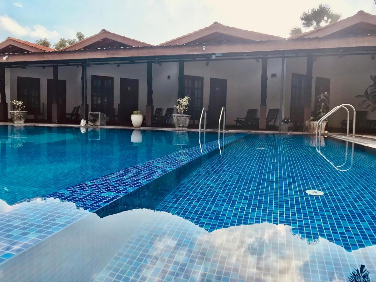 Paris Garden Resort تريكونامالاي المظهر الخارجي الصورة